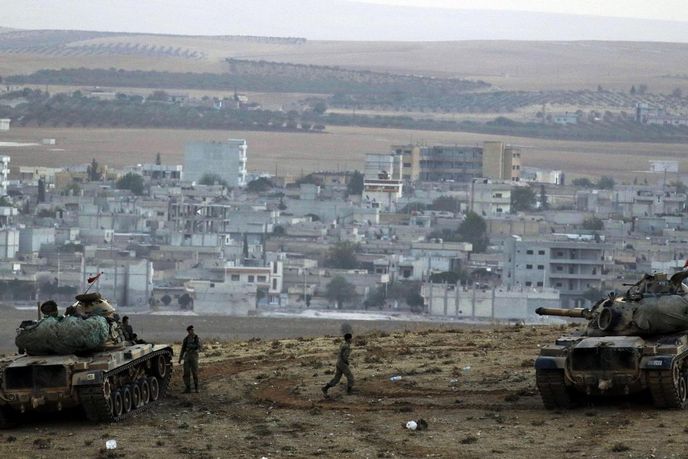 Turecká armáda hlídkuje u města Kobani (11. října 2014) Turecká armáda hlídkuje u města Kobani (11. října 2014)