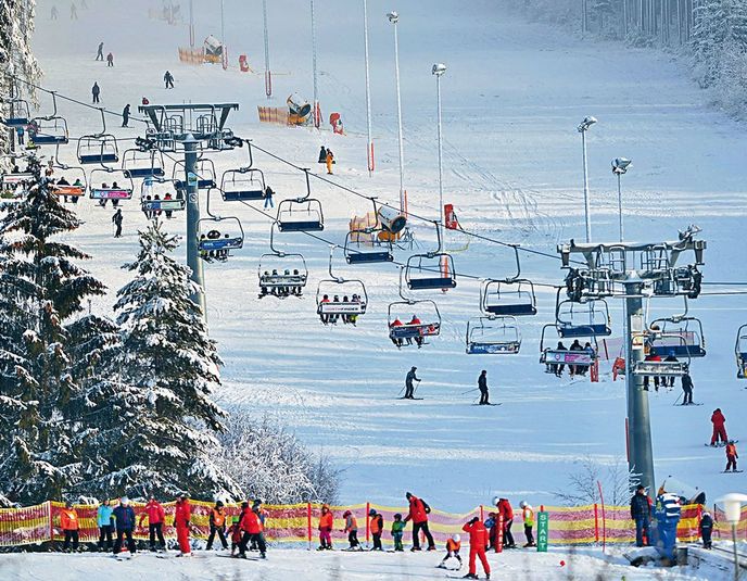 Naše hory se naprosto logicky zaměřily na rodiny, tedy na skupinu, kterou mají možnost uspokojit. Střediska u nás nemohou a ani by neměla mít ambice konkurovat top areálům v Rakousku, Francii či Itálii. Naše hory se naprosto logicky zaměřily na rodiny, tedy na skupinu, kterou mají možnost uspokojit. Střediska u nás nemohou a ani by neměla mít ambice konkurovat top areálům v Rakousku, Francii či Itálii.