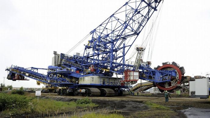 Proti připravované těžbě ve Slatinicích dál bojují ekologové, kteří napadli rozhodnutí báňského úřadu i u soudu. Celý důl Vršany má životnost na minimálně 40 let, relativně málo výhřevné uhlí dodává zejména elektrárnám. Proti připravované těžbě ve Slatinicích dál bojují ekologové, kteří napadli rozhodnutí báňského úřadu i u soudu. Celý důl Vršany má životnost na minimálně 40 let, relativně málo výhřevné uhlí dodává zejména elektrárnám.
