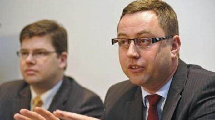 Nový nejvyšší státní zástupce Pavel Zeman (vpravo) vystoupil 3. ledna na Nejvyšším státním zastupitelství v Brně na společném briefingu s ministrem spravedlnosti Jiřím Pospíšilem (vlevo). Nový nejvyšší státní zástupce Pavel Zeman (vpravo) vystoupil 3. ledna na Nejvyšším státním zastupitelství v Brně na společném briefingu s ministrem spravedlnosti Jiřím Pospíšilem (vlevo).