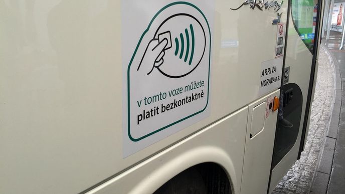 autobusy akceptující bezkontaktní platby budou označeny autobusy akceptující bezkontaktní platby budou označeny