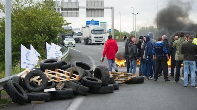 Stávkující pracovníci trajektové přepravy v Calais Stávkující pracovníci trajektové přepravy v Calais