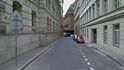Policie uzavřela okolí Divadelní ulice. Mluvčí hasičů Pavlína Adamcová uvedla, že poškozenou budovu prověřuje statik. "Nevíme, jestli vybuchl plyn, nebo bylo příčinou něco jiného. Z preventivních důvodů jsme uzavřeli plynové přípojky v 19 okolních objektech," řekl mluvčí Pražské plynárenské Miroslav Vránek. Policie uzavřela okolí Divadelní ulice. Mluvčí hasičů Pavlína Adamcová uvedla, že poškozenou budovu prověřuje statik. "Nevíme, jestli vybuchl plyn, nebo bylo příčinou něco jiného. Z preventivních důvodů jsme uzavřeli plynové přípojky v 19 okolních objektech," řekl mluvčí Pražské plynárenské Miroslav Vránek.