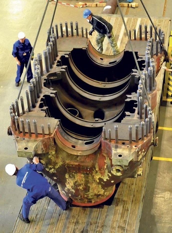 Pro vyšší výkon. Odstraněním turbín pokračovala
včera osmým dnem odstávka čtvrtého výrobního bloku
Jaderné elektrárny Dukovany spojená s modernizací,
která zvýší výkon bloku na 500 megawattů. Na pozemcích
v sousedství elektrárny rovněž začal geologický průzkum.
Odborníci ověřují vhodnost podloží pro stavbu pátého bloku,
který by se měl začít budovat po dostavbě Temelína. Pro vyšší výkon. Odstraněním turbín pokračovala
včera osmým dnem odstávka čtvrtého výrobního bloku
Jaderné elektrárny Dukovany spojená s modernizací,
která zvýší výkon bloku na 500 megawattů. Na pozemcích
v sousedství elektrárny rovněž začal geologický průzkum.
Odborníci ověřují vhodnost podloží pro stavbu pátého bloku,
který by se měl začít budovat po dostavbě Temelína.