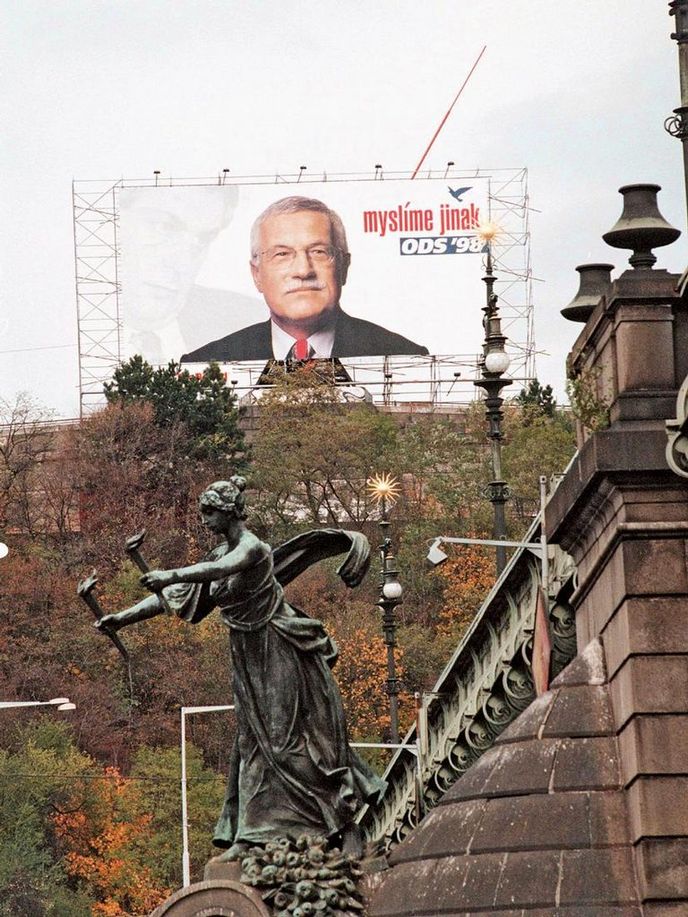 V roce 1998 pracoval Radomír Klofáč na obřím billboardu Václava Klause na Letné. V roce 1998 pracoval Radomír Klofáč na obřím billboardu Václava Klause na Letné.