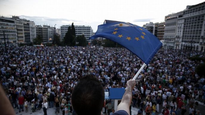 Aténská demonstrace za setrvání v eurozóně Aténská demonstrace za setrvání v eurozóně