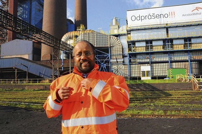 Výměna. Mezi místními oblíbeného Augustina
Kochuparampila (na snímku) vystřídá příští
týden v čele ArcelorMittalu Ostrava Tapas Rajderkar Výměna. Mezi místními oblíbeného Augustina
Kochuparampila (na snímku) vystřídá příští
týden v čele ArcelorMittalu Ostrava Tapas Rajderkar