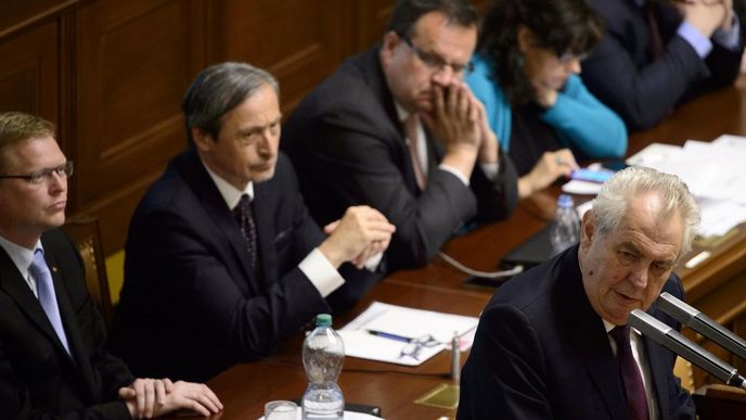 Zeman při projevu ve sněmovně. Zeman při projevu ve sněmovně.