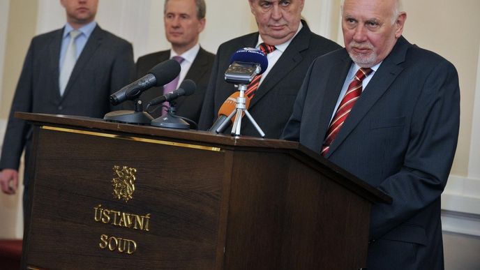 Prezident Miloš Zeman navštívil Ústavní soud v Brně a oznámil jména kandidátů na nové ústavní soudce. V pozadí (zleva) jsou nejvyšší státní zástupce Pavel Zeman, předseda Nejvyššího správního soudu Josef Baxa a (vpředu vpravo) předseda Ústavního soudu Pavel Rychetský. Prezident Miloš Zeman navštívil Ústavní soud v Brně a oznámil jména kandidátů na nové ústavní soudce. V pozadí (zleva) jsou nejvyšší státní zástupce Pavel Zeman, předseda Nejvyššího správního soudu Josef Baxa a (vpředu vpravo) předseda Ústavního soudu Pavel Rychetský.