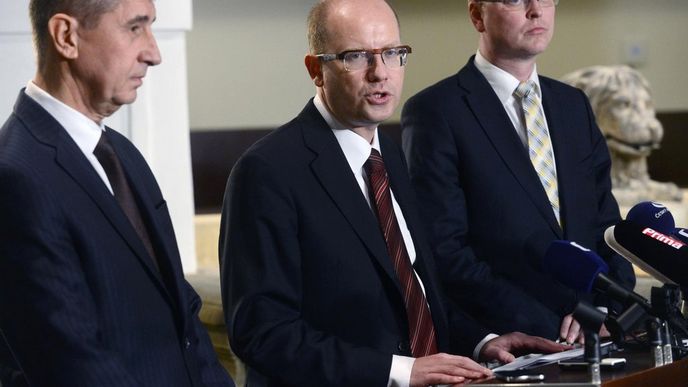 Zleva předseda hnutí ANO Andrej Babiš, předseda ČSSD Bohuslav Sobotka a předseda KDU-ČSL Pavel Bělobrádek vystoupili 2. prosince tiskové konferenci po vyjednávání o koaliční smlouvě. Zleva předseda hnutí ANO Andrej Babiš, předseda ČSSD Bohuslav Sobotka a předseda KDU-ČSL Pavel Bělobrádek vystoupili 2. prosince tiskové konferenci po vyjednávání o koaliční smlouvě.