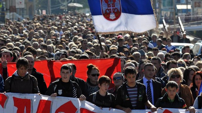 Demonstrace proti odstraňování hraničních blokád v srbském městě Gracanica Demonstrace proti odstraňování hraničních blokád v srbském městě Gracanica