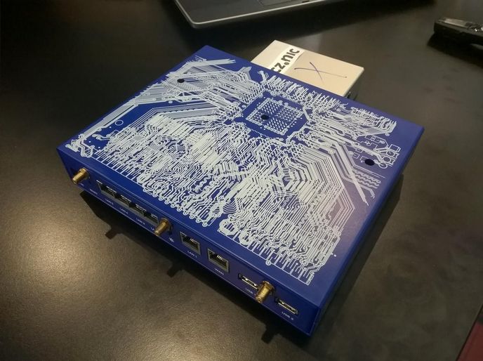 Český Wi-Fi router Turris. Na obrázku předprodukční verze Turris 1.1 (vlevo) a speciálního DSL modemu. Český Wi-Fi router Turris. Na obrázku předprodukční verze Turris 1.1 (vlevo) a speciálního DSL modemu.