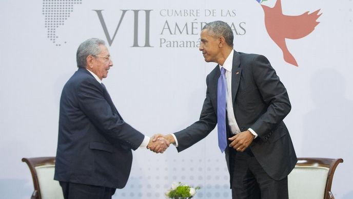Americký prezident Barack Obama a kubánská hlava státu Raúl Castro spolu jednali na celoamerickém summitu v Panamě Americký prezident Barack Obama a kubánská hlava státu Raúl Castro spolu jednali na celoamerickém summitu v Panamě