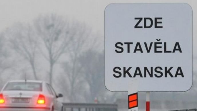 Tabule s nápisem Zde stavěla Skanska na úseku dálnice D1 Kroměříž - Hulín na snímku ze 17. března. Tabule s nápisem Zde stavěla Skanska na úseku dálnice D1 Kroměříž - Hulín na snímku ze 17. března.