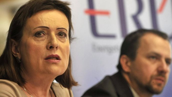 Předsedkyně ERÚ Alena Vitásková. V pozadí místopředseda ERÚ Martin Laštůvka Předsedkyně ERÚ Alena Vitásková. V pozadí místopředseda ERÚ Martin Laštůvka