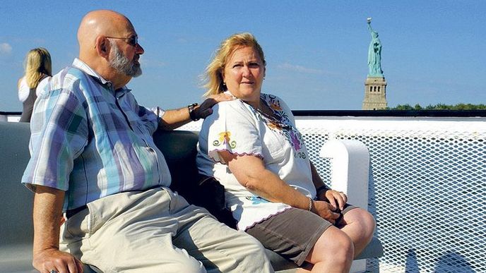 Zeť a dcera. Gigi Voskovec-Gotfried se svým manželem v New Yorku, kde Jiří Voskovec prožil většinu svého amerického života Zeť a dcera. Gigi Voskovec-Gotfried se svým manželem v New Yorku, kde Jiří Voskovec prožil většinu svého amerického života