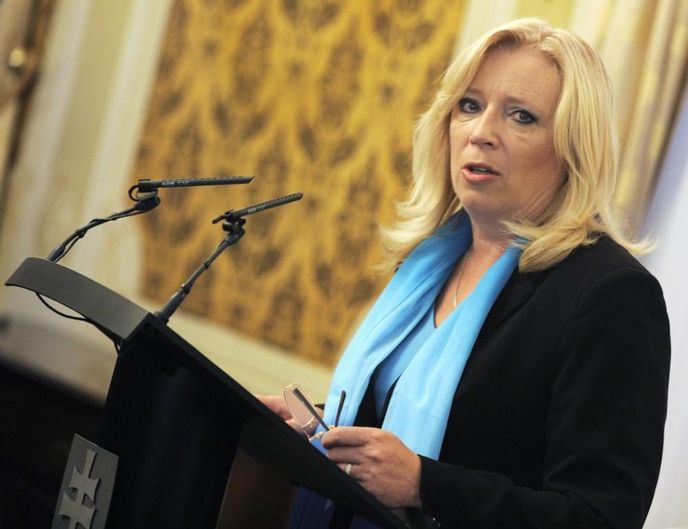 Slovenská premiérka Iveta Radičová oznámila 11. října v Bratislavě, že hodlá spojit odpolední parlamentní hlasování o Evropském fondu finanční stability (ESFS) s hlasováním o důvěře vlády. Slovenská premiérka Iveta Radičová oznámila 11. října v Bratislavě, že hodlá spojit odpolední parlamentní hlasování o Evropském fondu finanční stability (ESFS) s hlasováním o důvěře vlády.