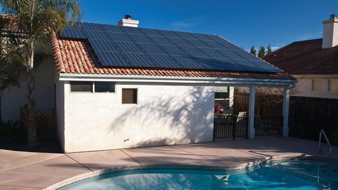 Energie ze slunce. Výkon jedné střešní minielektrárny dosahuje zhruba pěti kilowattů Energie ze slunce. Výkon jedné střešní minielektrárny dosahuje zhruba pěti kilowattů