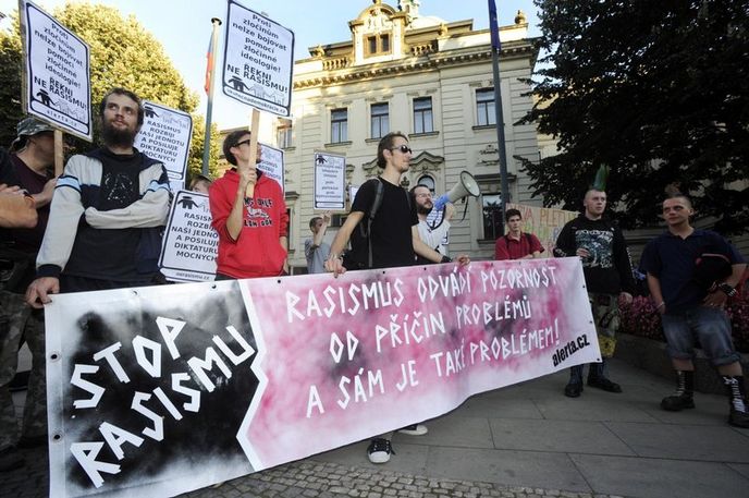 Účastníci demostrace proti rasismu a sociálnímu vyloučení očekávají před budovou Úřadu vlády příchod účastníků protiromských demonstrací, kteří přijeli demonstrovat proti obrácené diskriminaci. Účastníci demostrace proti rasismu a sociálnímu vyloučení očekávají před budovou Úřadu vlády příchod účastníků protiromských demonstrací, kteří přijeli demonstrovat proti obrácené diskriminaci.