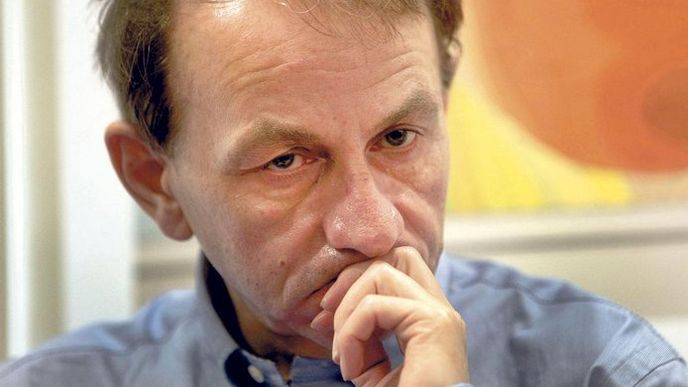 Věčně zamyšlený. Michel Houellebecq naplnil ideál
literatury 19. století a stal se mluvčím své ztracené generace Věčně zamyšlený. Michel Houellebecq naplnil ideál
literatury 19. století a stal se mluvčím své ztracené generace