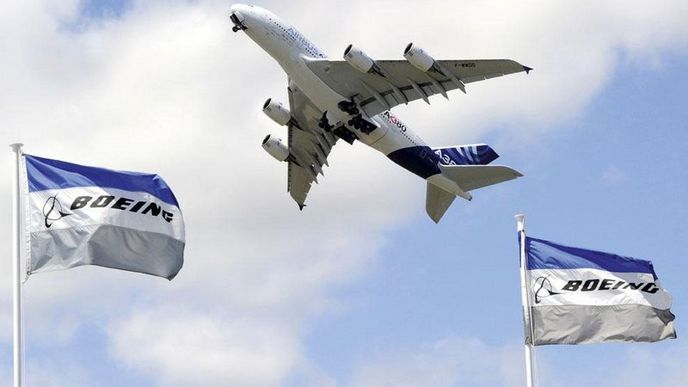 Airbus A380 přelétá letiště v Le Bourget. Svého hlavního konkurenta,
americký Boeing, evropský konstruktér suverénně porazil v počtu dojednaných
objednávek Airbus A380 přelétá letiště v Le Bourget. Svého hlavního konkurenta,
americký Boeing, evropský konstruktér suverénně porazil v počtu dojednaných
objednávek