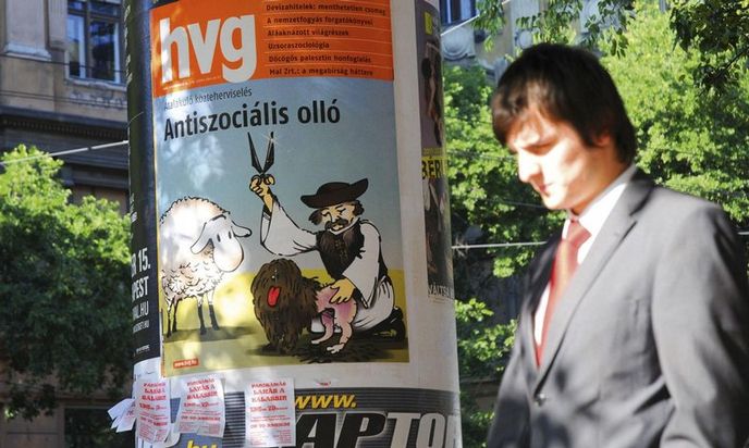 Vláda znárodnila soukromé penzijní fondy a zavedla rovnou daň,
aby hned poté přišla s dodatečnými
daněmi a nyní zákonem o francích
– ekonomickým změnám vlády, které symbolizuje premiér Viktor Orbán, chybí jakákoli strategie, soudí mnozí experti. Karikatura vystihuje
zmatečnost situace – stříhání psa místo ovce Vláda znárodnila soukromé penzijní fondy a zavedla rovnou daň,
aby hned poté přišla s dodatečnými
daněmi a nyní zákonem o francích
– ekonomickým změnám vlády, které symbolizuje premiér Viktor Orbán, chybí jakákoli strategie, soudí mnozí experti. Karikatura vystihuje
zmatečnost situace – stříhání psa místo ovce
