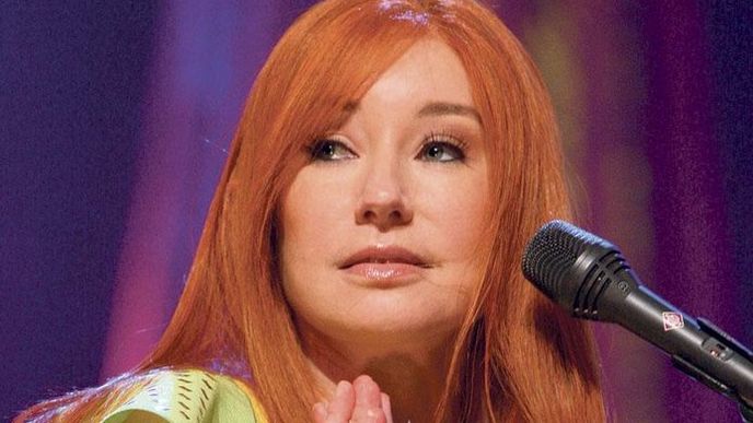 Dynamika a barvy. Herní projev Tori Amos, přestože ji tentokrát doprovázejí dechy a smyčce namísto rockové kapely, ještě nikdy nezněl tak dynamicky, nikdy nebyl tak
barevný Dynamika a barvy. Herní projev Tori Amos, přestože ji tentokrát doprovázejí dechy a smyčce namísto rockové kapely, ještě nikdy nezněl tak dynamicky, nikdy nebyl tak
barevný
