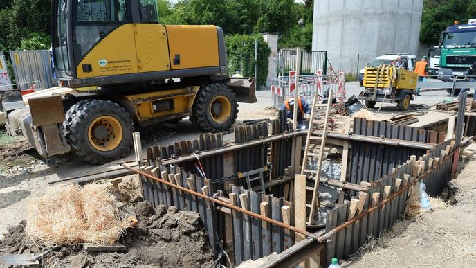 Pracovníci Pražských vodovodů a kanalizací (PVK) pokračovali ve zkoumání slepého ramene vodovodní sítě, které zřejmě zavinilo kontaminaci vody v pražských Dejvicích a Bubenči. Pracovníci Pražských vodovodů a kanalizací (PVK) pokračovali ve zkoumání slepého ramene vodovodní sítě, které zřejmě zavinilo kontaminaci vody v pražských Dejvicích a Bubenči.
