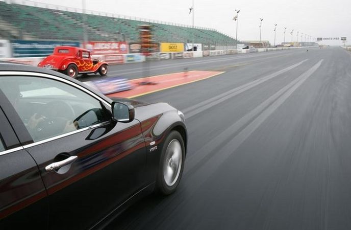 Full-hybrid Infiniti M35h při rekordní jízdě na trati Santa Pod v Anglii. Full-hybrid Infiniti M35h při rekordní jízdě na trati Santa Pod v Anglii.