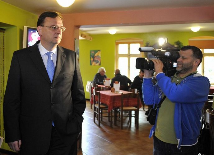 Petr Nečas navštívil 19. září Nový Bor. Podíval se i do baru, kde skupina Romů údajně brutálně napadla hosty jedné místní herny. Útok byl i jedním z impulzů k následným protiromským akcím, při kterých se místní snaží vyjádřit svou nespokojenost s napjatou situací. Petr Nečas navštívil 19. září Nový Bor. Podíval se i do baru, kde skupina Romů údajně brutálně napadla hosty jedné místní herny. Útok byl i jedním z impulzů k následným protiromským akcím, při kterých se místní snaží vyjádřit svou nespokojenost s napjatou situací.
