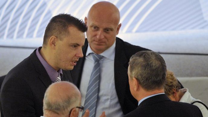 Mimořádná valná hromada Fotbalové asociace České republiky se konala 16. září. Měl na ní být zvolen nový předseda poté, co koncem června na funkci rezignoval Ivan Hašek. Jindřich Rajchl (vlevo) vysvětluje zástupcům UEFA, že schůze nebude pokračovat, protože se delegáti nedohodli na programu. Mimořádná valná hromada Fotbalové asociace České republiky se konala 16. září. Měl na ní být zvolen nový předseda poté, co koncem června na funkci rezignoval Ivan Hašek. Jindřich Rajchl (vlevo) vysvětluje zástupcům UEFA, že schůze nebude pokračovat, protože se delegáti nedohodli na programu.
