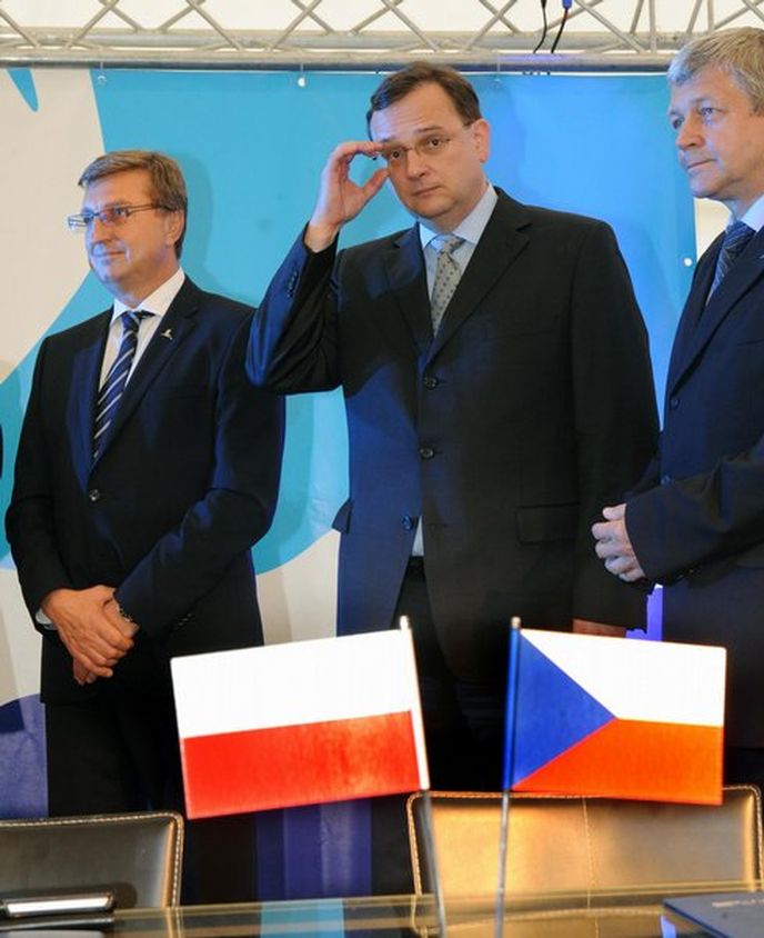 Premiér Petr Nečas (uprostřed) zahájil 14. záři v Chotěbuzi na Karvinsku provoz plynovodu Stork. Ten spojí plynárenské soustavy České republiky a Polska. Zemní plyn bude moci proudit potrubím oběma směry. Vpravo je jednatel společností NET4GAS Jan Nehoda, vlevo jednatel společností GAS-SYSTEM Jan Chadam. Premiér Petr Nečas (uprostřed) zahájil 14. záři v Chotěbuzi na Karvinsku provoz plynovodu Stork. Ten spojí plynárenské soustavy České republiky a Polska. Zemní plyn bude moci proudit potrubím oběma směry. Vpravo je jednatel společností NET4GAS Jan Nehoda, vlevo jednatel společností GAS-SYSTEM Jan Chadam.