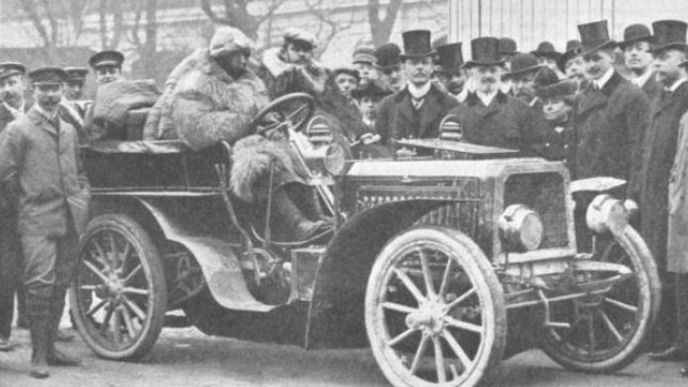 Ettore Bugatti přijíždí se svým vozem na automobilovou výstavu ve Vídni v roce 1903 Ettore Bugatti přijíždí se svým vozem na automobilovou výstavu ve Vídni v roce 1903