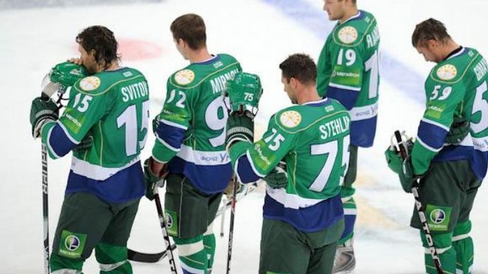 Vedení Kontinentální hokejové ligy odložilo na neurčito start soutěže kvůli středeční letecké tragédii v Jaroslavli, při které zahynul prakticky celý tým Lokomotivu. Dohodli se na tom ředitel Rady KHL Vjačeslav Fetisov, šéf soutěže Alexandr Medveděv a představitel hráčské asociace Andrej Kovalenko. Informace o začátku šampionátu budou zveřejněny v nejbližší době. Uvedly to oficiální stránky KHL. Vedení Kontinentální hokejové ligy odložilo na neurčito start soutěže kvůli středeční letecké tragédii v Jaroslavli, při které zahynul prakticky celý tým Lokomotivu. Dohodli se na tom ředitel Rady KHL Vjačeslav Fetisov, šéf soutěže Alexandr Medveděv a představitel hráčské asociace Andrej Kovalenko. Informace o začátku šampionátu budou zveřejněny v nejbližší době. Uvedly to oficiální stránky KHL.