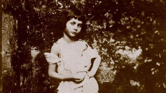 Kontext. Problematičnost fotografie často vychází z jejího příběhu, tuto pořídil Lewis Carroll a zachycuje jeho pětiletou múzu Kontext. Problematičnost fotografie často vychází z jejího příběhu, tuto pořídil Lewis Carroll a zachycuje jeho pětiletou múzu