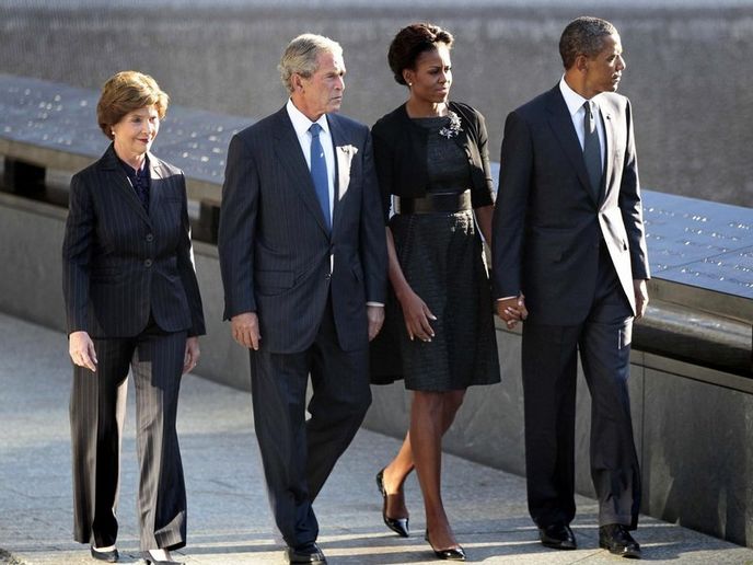 George W. Bush a Barack Obama uctili památku obětí spolu se svými manželkami George W. Bush a Barack Obama uctili památku obětí spolu se svými manželkami