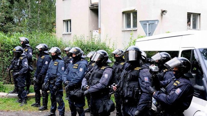 Těžkooděnci před ubytovnou Těžkooděnci před ubytovnou