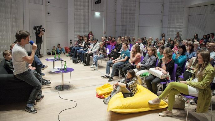 Cílovou skupinou projektu Duhová kulička v rámci Filmfestu Zlín jsou starší děti a mládež Cílovou skupinou projektu Duhová kulička v rámci Filmfestu Zlín jsou starší děti a mládež