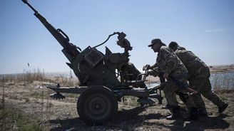 Těžké zbraně z fronty nezmizely ani po minských dohodách, varuje OBSE Těžké zbraně z fronty nezmizely ani po minských dohodách, varuje OBSE
