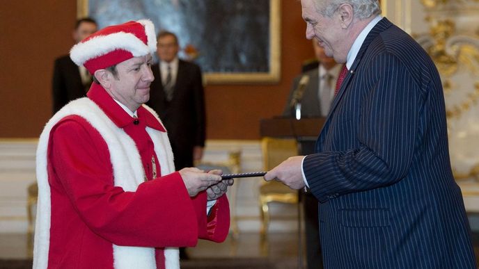 Prezident Miloš Zeman jmenoval 21. ledna na Hradě 12 rektorů vysokých škol. Na snímku přebírá jmenovací dekret Jaroslav Miller z Univerzity Palackého. Prezident Miloš Zeman jmenoval 21. ledna na Hradě 12 rektorů vysokých škol. Na snímku přebírá jmenovací dekret Jaroslav Miller z Univerzity Palackého.