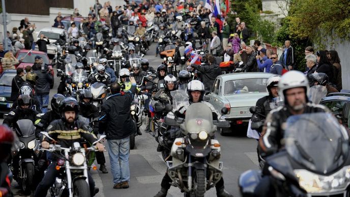 Noční vlky vyprovázeli z Bratislavy motorkáři z Česka, Slovenska, Rakouska a Maďarska Noční vlky vyprovázeli z Bratislavy motorkáři z Česka, Slovenska, Rakouska a Maďarska