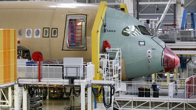 Evropský Airbus se snaží dohnat Boeing. Evropský Airbus se snaží dohnat Boeing.