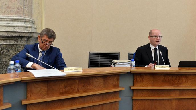 Ministr financí Andrej Babiš a premiér Bohuslav Sobotka (vpravo) na jednání vlády Ministr financí Andrej Babiš a premiér Bohuslav Sobotka (vpravo) na jednání vlády