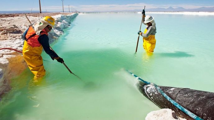 Těžba lithia: odpařovací nádrž v poušti Atacama v Chile Těžba lithia: odpařovací nádrž v poušti Atacama v Chile