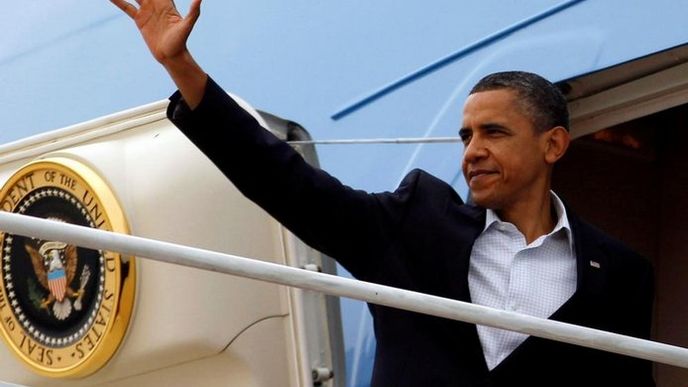 Americký prezident vyrazil na první autobusovou kampaň od doby, co je v Bílém domě. V robustním černém autobusu Barack Obama postupně navštěvuje Minnesotu, Iowu a Illinois a přestože cesta oficiálně není vedena jako předvolební mítink, voličům má vyslat jasný signál. Americký prezident vyrazil na první autobusovou kampaň od doby, co je v Bílém domě. V robustním černém autobusu Barack Obama postupně navštěvuje Minnesotu, Iowu a Illinois a přestože cesta oficiálně není vedena jako předvolební mítink, voličům má vyslat jasný signál.