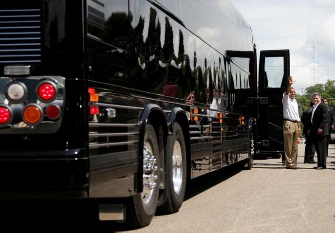 Americký prezident Barack Obama ve městě Cannon Falls ve státě Minnesota zahájil třídenní cestu autobusem za voliči. Hodlá je přesvědčit o tom, že má recepty na tvorbu pracovních míst a zlepšení americké ekonomiky. Americký prezident Barack Obama ve městě Cannon Falls ve státě Minnesota zahájil třídenní cestu autobusem za voliči. Hodlá je přesvědčit o tom, že má recepty na tvorbu pracovních míst a zlepšení americké ekonomiky.