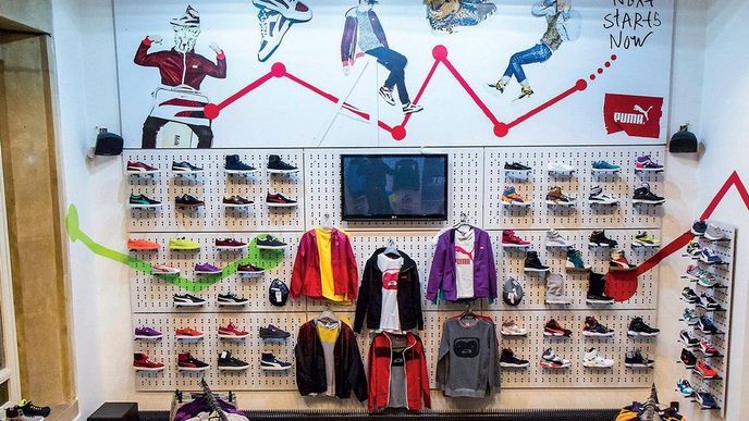 Řetězce prodávající sportovní vybavení se ucházejí o přízeň sportumilovných zákazníků lákavým vzhledem Řetězce prodávající sportovní vybavení se ucházejí o přízeň sportumilovných zákazníků lákavým vzhledem