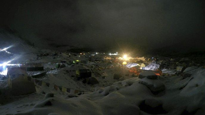Zemětřesení strhlo lavinu v oblasti Mount Everestu, která zavalila část základního tábora Zemětřesení strhlo lavinu v oblasti Mount Everestu, která zavalila část základního tábora