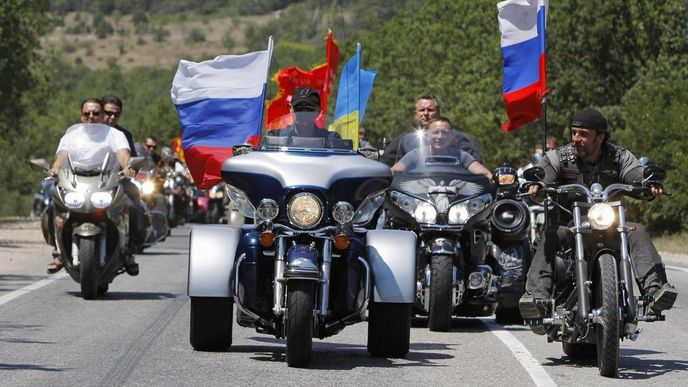 Vladimir Putin během jízdy Nočních vlků Vladimir Putin během jízdy Nočních vlků