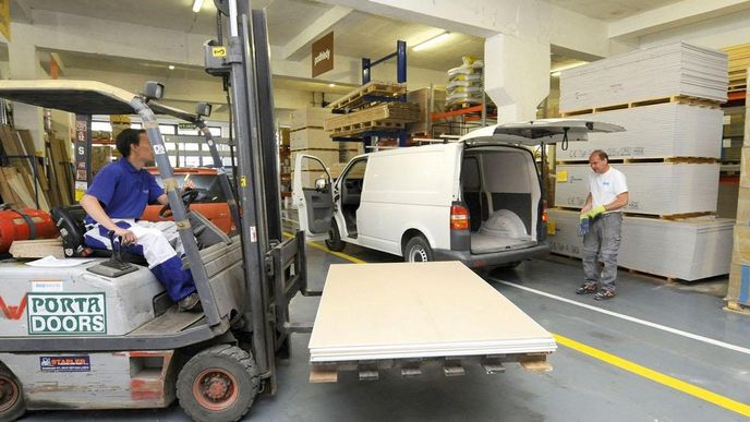 Pražská prodejna drive-in stavebního centra Woodcote usnadňuje stavebníkům odběr zboží přímo do jejich vozidel Pražská prodejna drive-in stavebního centra Woodcote usnadňuje stavebníkům odběr zboží přímo do jejich vozidel